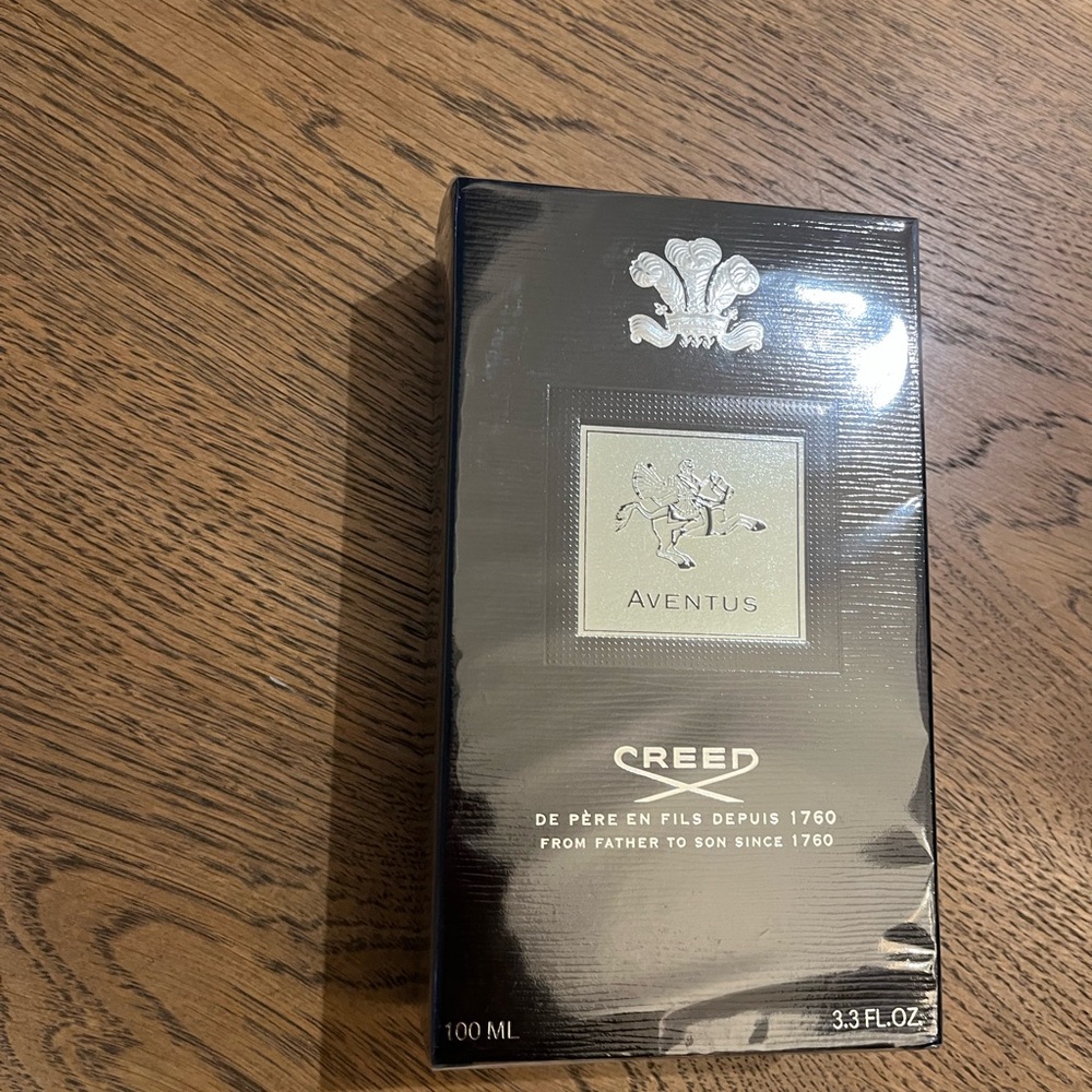 Creed Aventus Eau de Parfum - Black and Silver Design